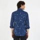 Chemise bleue en coton à motif exotique
